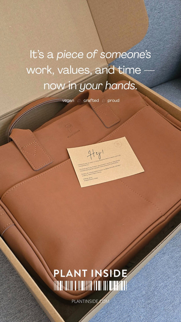 A camel-colored vegan laptop bag from Plant Inside made of corn leather, shown inside an open box – a conscious gift ready to be unwrapped