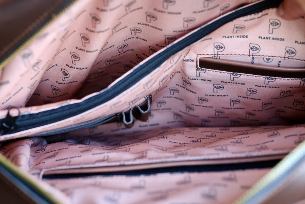 Close-up of the inside of a vegan Plant Inside laptop bag – organic cotton lining and corn-based leather, symbol of craftsmanship and conscious design