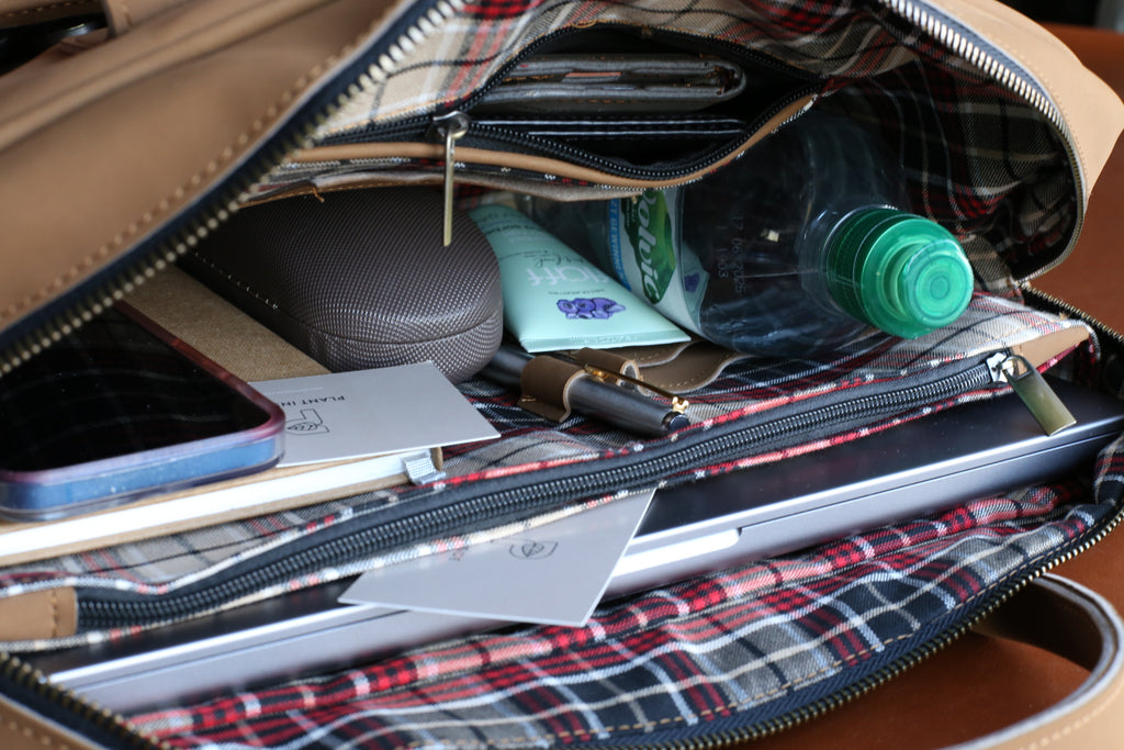 Minimalist Briefcase which fits all what you need for work or travel