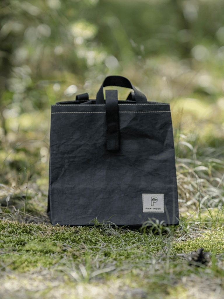 Minimalist vegan meal tote designed for bottles, boxes, and daily snacks black
