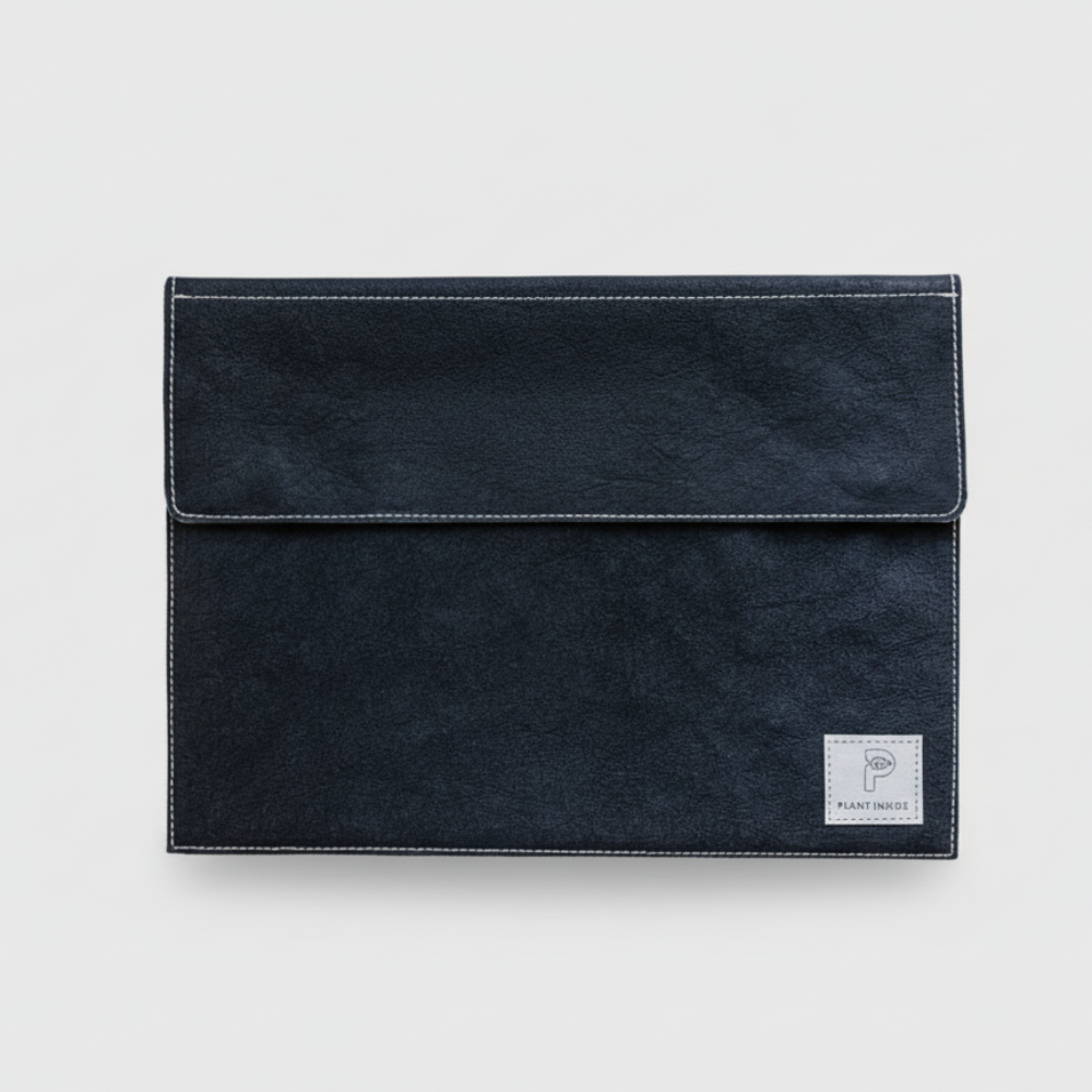 Plant Inside Laptop Sleeve in black – vegan and cruelty-free protection for laptops