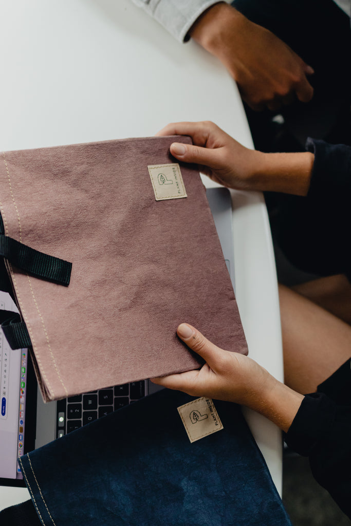 Modern workspace moment with vegan lunch bags – shared over coffee and conversation