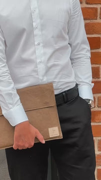 Vegan laptop sleeve in Sahara by Plant Inside – close-up detail of the Washpapa® material: washable kraft paper textile from Germany, Oeko-Tex certified. Lightweight protection for laptops up to 16", handcrafted in Poland.